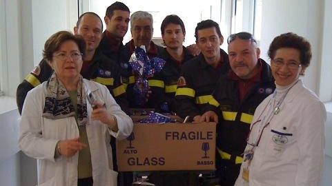 Dai Vigili del Fuoco di Firenze uova di Pasqua in dono ai piccoli del Meyer