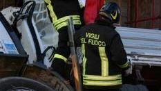 Furgone precipita dal Viadotto all’Indiano, prende fuoco sospeso ai tiranti