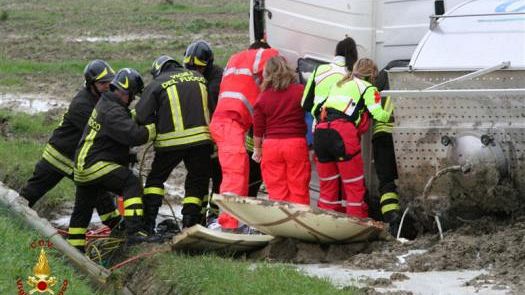Vigili del Fuoco soccorrono autista rimasto intrappolato nel veicolo ribaltato