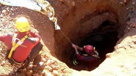 Cade in un pozzo mentre cerca minerali. Salvato dai Vigili del Fuoco