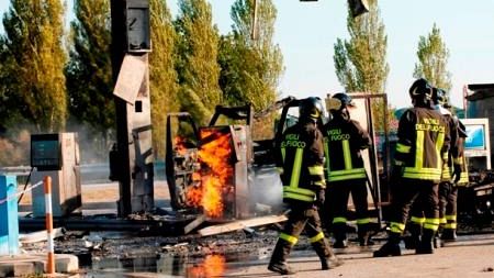 Camper a Gpl prende fuoco mentre rifornisce