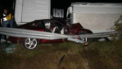 I Vigili del Fuoco intervengono per il ribaltamento di una autocisterna