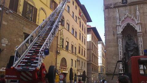 Si stacca stemma da Palazzo Gondi, ferito un passante