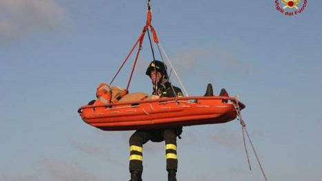 Vigili del Fuoco soccorrono un operaio nella stiva di una nave