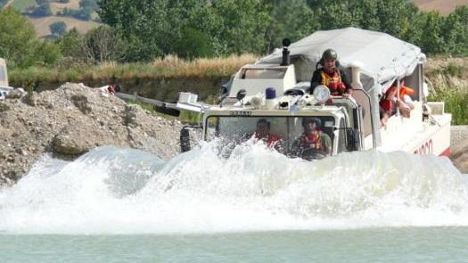 Vigili del Fuoco soccorrono due persone sorprese dalla piena di un torrente