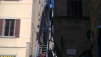 Stalattiti sui tetti di Firenze, pericolo per i passanti