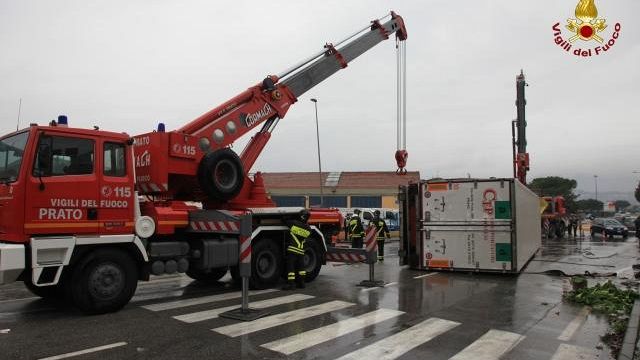 Prato: ribaltamento di un autoarticolato