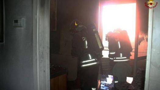 Incendio in un appartamento: due vigili salvano un anziano