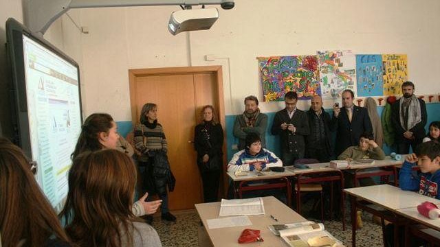 Il Club Leonardo da Vinci regala una lavagna interattiva alla scuola media