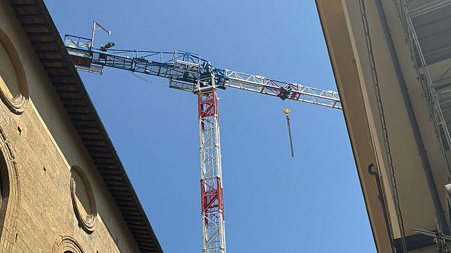 Tolta quella degli Uffizi, spunta un'altra gru in centro