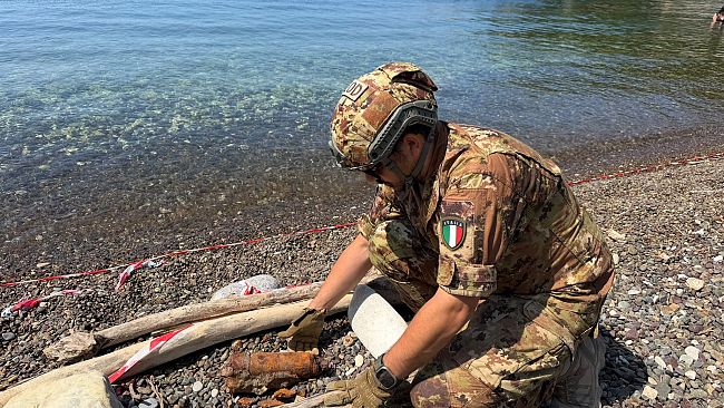 Bomba di guerra su spiaggia dell'Elba, intervento dell'Esercito 