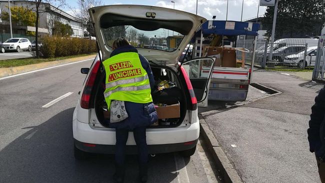 Usano spazio pubblico del Piazzale come parcheggio privato a pagamento: 4 denunce