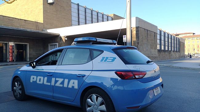 Colpisce la vittima alle spalle per rubarle il portafogli