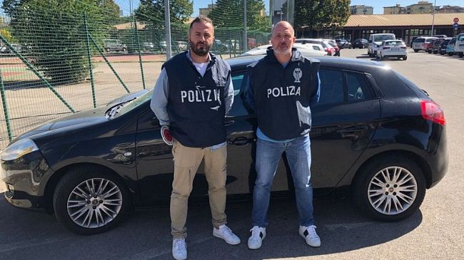 Borseggi, a Firenze una banda organizzata: anziani colti di sorpresa nei parcheggi dei supermercati