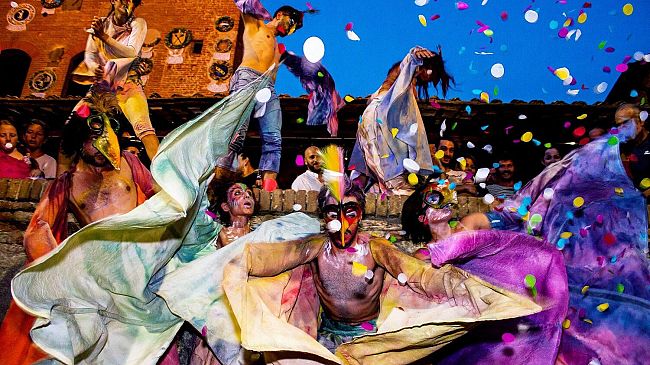 Estate medievale: cene in costume, falconieri, arcieri, giocolieri, mercanzie, musica e danze