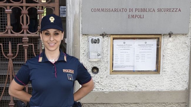 Cerca di rubare cioccolata al supermarket, arrestato da una poliziotta