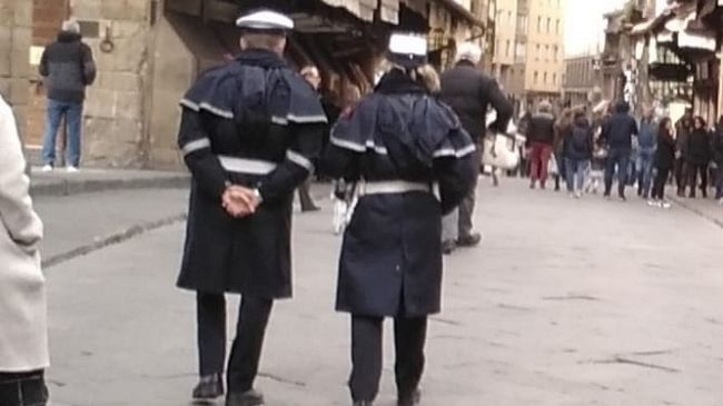 ​Turista sale sulla fontana del Bacco in Borgo San Jacopo