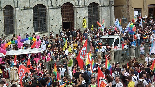 Toscana Pride: Siena invasa dai colori dell'arcobaleno