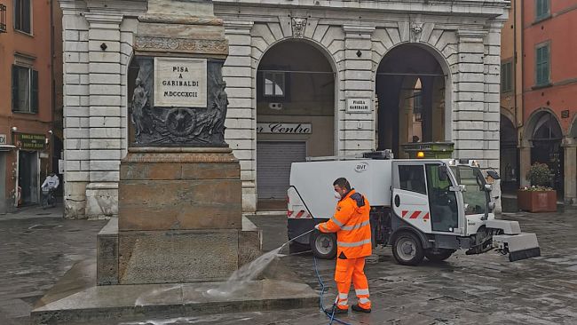 Coronavirus: in un giardino per tagliarsi i capelli, denunciati dalla Polizia Municipale
