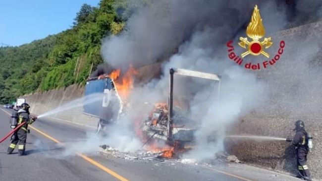 Camion a fuoco in Autostrada, traffico bloccato 