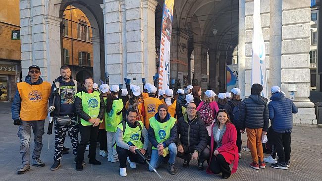 Pisa: studenti a caccia di mozziconi per le strade della città