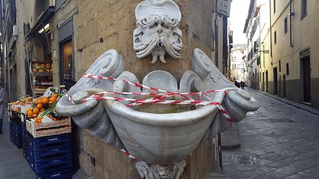 Oltrarno di Firenze, Fontana dello Sprone: legata per sicurezza?