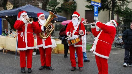 Feste di Natale: babbi, canti in piazza e presepi