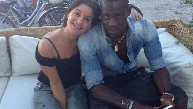 Mario Balotelli e Fanny in Ferrari rossa al Costes