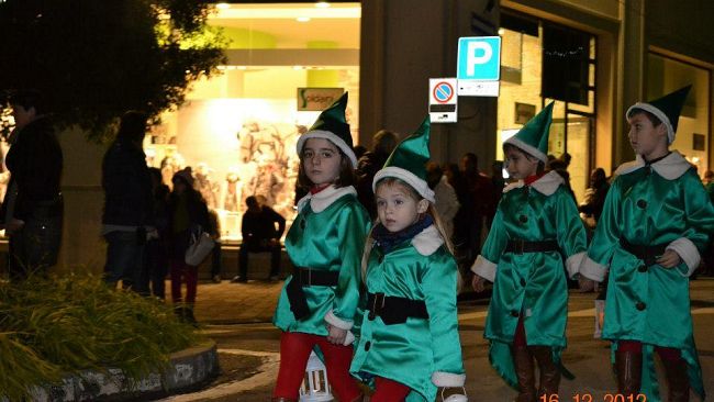 Nel fine settimana nelle strade del centro storico sfilano i Babbo Natale