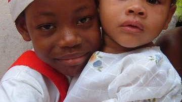 Laboratorio in Piazza del Carmine: genitori e bambini al lavoro