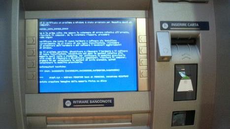 Poliziotti e tecnici assieme per analizzare le apparecchiature dei truffatori