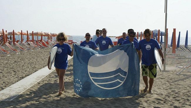 Viareggio, si torna a fare il bagno. Anche sindaco si tuffa