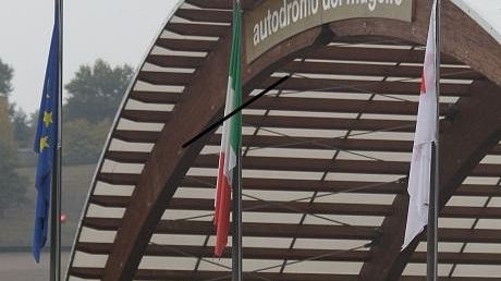 b110251446-morte-simoncelli-bandiere-abbrunate-all-autodromo-del-mugello