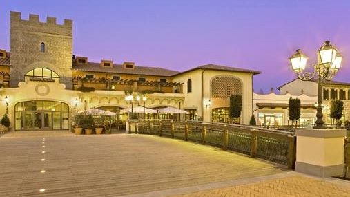Outlet di Barberino, per coppie che si vestono gratis