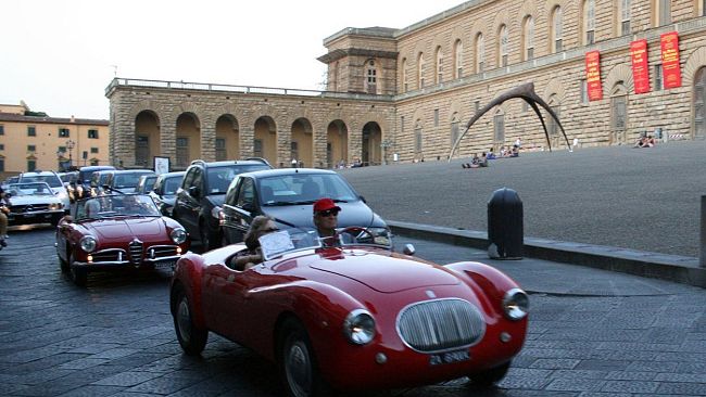Motori d'altri tempi: auto d'epoca in piazza Pitti per solidarietà