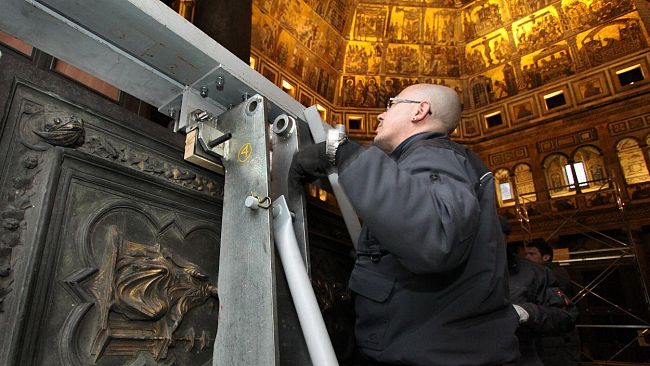 Battistero: la porta Nord parte per il restauro