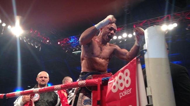 La Regina s’inchina a Leonard Bundu