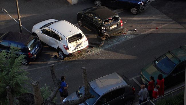 Danneggia auto in sosta a Campo di Marte, pedinata e fermata