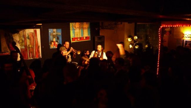 Libreria La Cité: sigilli per disturbo alla quiete pubblica