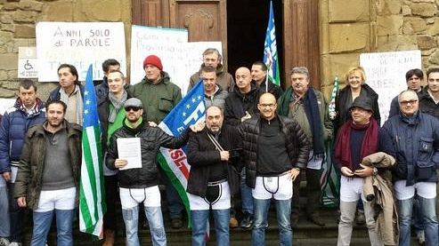 Crisi, lavoratori in mutande scendono in piazza