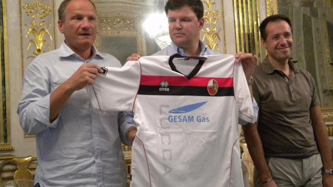 Lucchese: Sulla maglia bianca compare la scritta ''LUCCA''