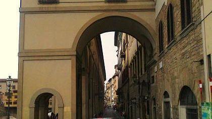 Pericoli per il Vasariano? Intanto la pavimentazione è un colabrodo