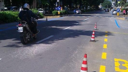 Ecco la cura Renzi, segnaletica nuova sulla strada devastata