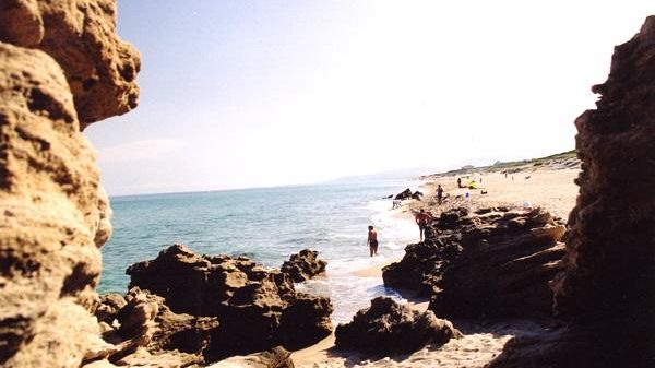 Famiglia fiorentina con paletta e secchiello fa disastro ambientale in Sardegna