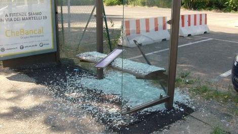 Vandali in azione, danneggiata la pensilina di via Sestese