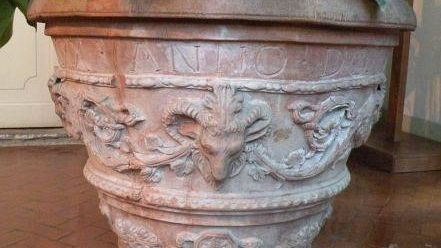 Le terrecotte della tradizione fiorentina nel centro della città