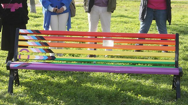 Al Parco di San Donato la prima panchina arcobaleno inclusiva