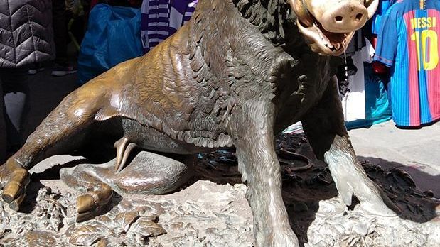 Prende monete dalla grata del Porcellino: colta sul fatto