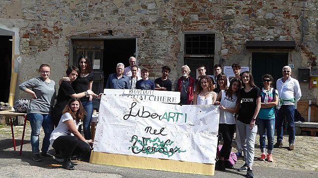 Ho fatto l’insegnante. Prima del Covid. In un istituto professionale, fotocamera a tracolla