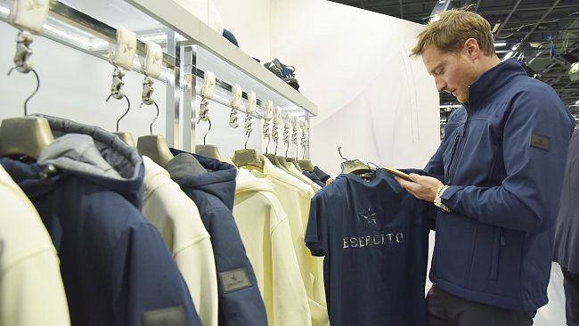 L'Esercito Italiano a Pitti 2025 con i capi dal reticolato riscaldante